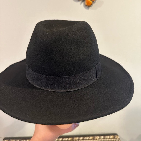 Accessories - Women black hat